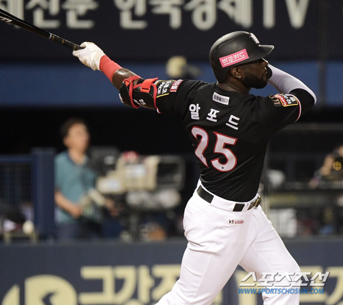 '3타석 3출루 3득점인데…' 알토란 외인, 5회초 다리 불편으로 교체 …