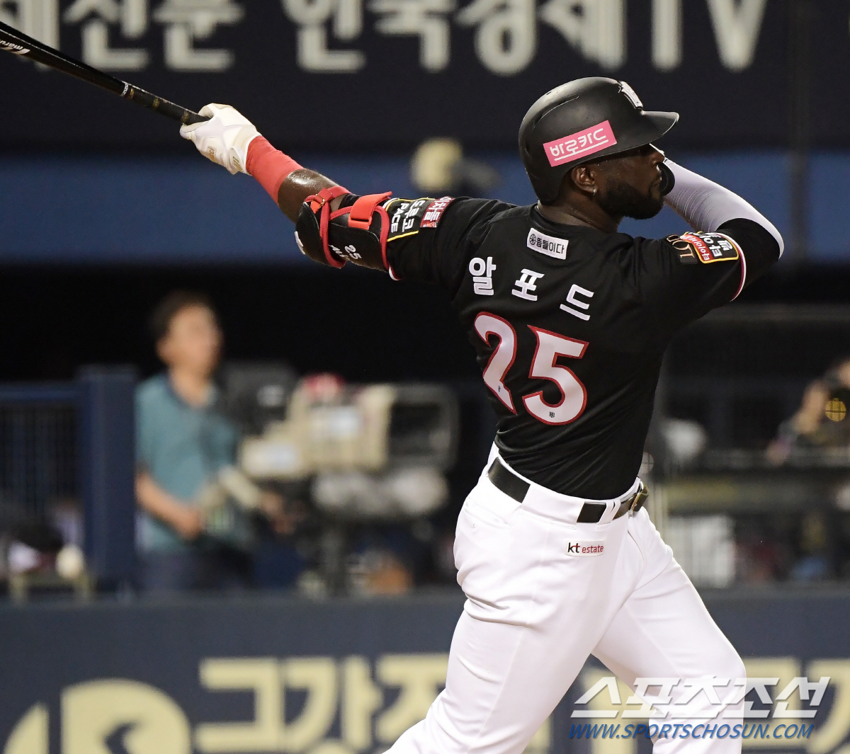 '3타석 3출루 3득점인데…' 알토란 외인, 5회초 다리 불편으로 교체 …