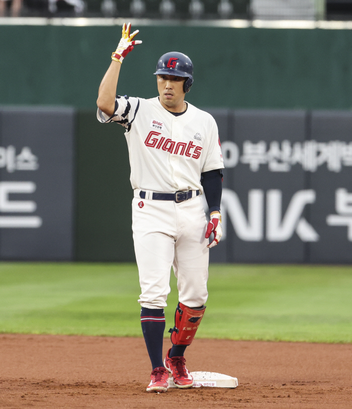 '감독 결장 변수에도 원팀으로 이겼다' 롯데, 5년2개월만에 SSG 3연…