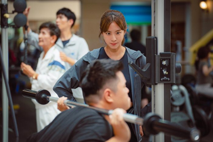 '원조 꿀벅지' 유이, 헬스 트레이너로 완벽 변신…"완벽한 자세"('효심…