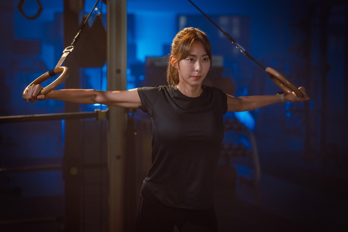 유이, 헬스 트레이너로 변신.."몸 더 완벽하게 만들기 위해 운동 강도 …
