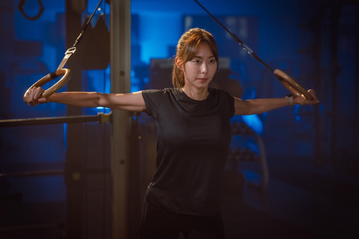 유이, 감탄사 나오는 등근육…연기야 실제야 '헬스트레이너 완벽 변신'('…