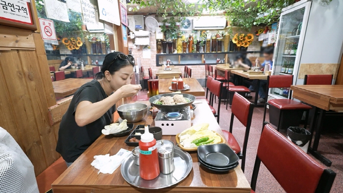 트와이스 지효, 집에서 낮술이라니…심지어 깡소주 마시는 애주가('나혼산'…
