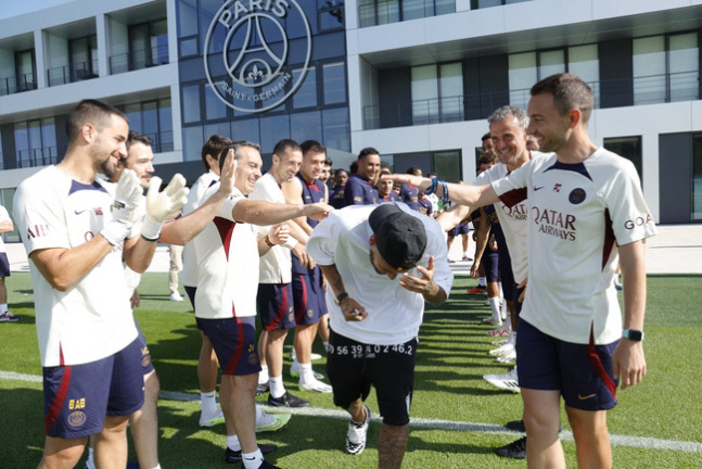 '그래, 작별은 쿨하게 하자' PSG 동료들과 마지막 인사 한 네이마르,…