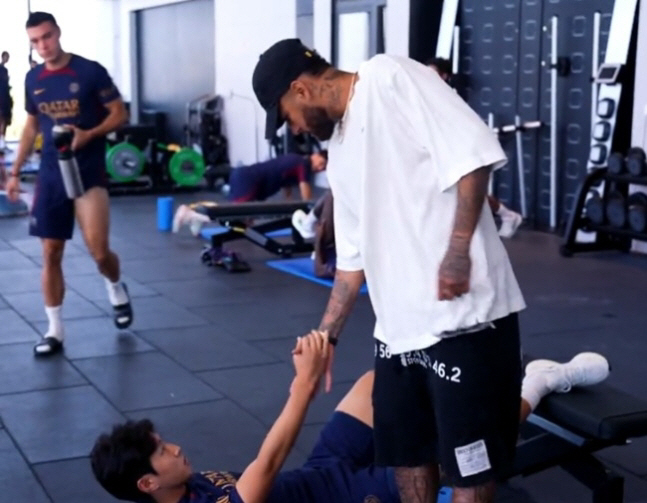 '그래, 작별은 쿨하게 하자' PSG 동료들과 마지막 인사 한 네이마르,…
