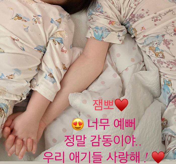'문희준♥' 소율, 잘 때도 손 꼭 잡는 남매.."너무 예뻐 감동이야"