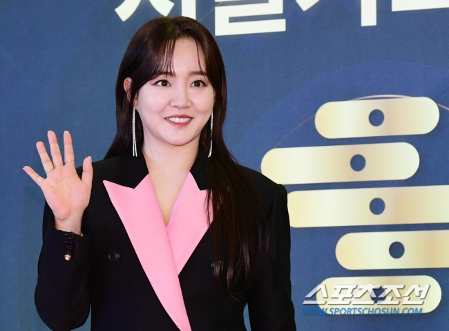 [단독]윤하, '유니버스 티켓' 심사위원 합류…대형 걸그룹 탄생 돕는다