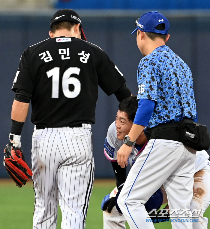 '사자 군단 이적생 다칠까 조마조마' 우르르 달려와 걱정하며 헬멧 줍고 …
