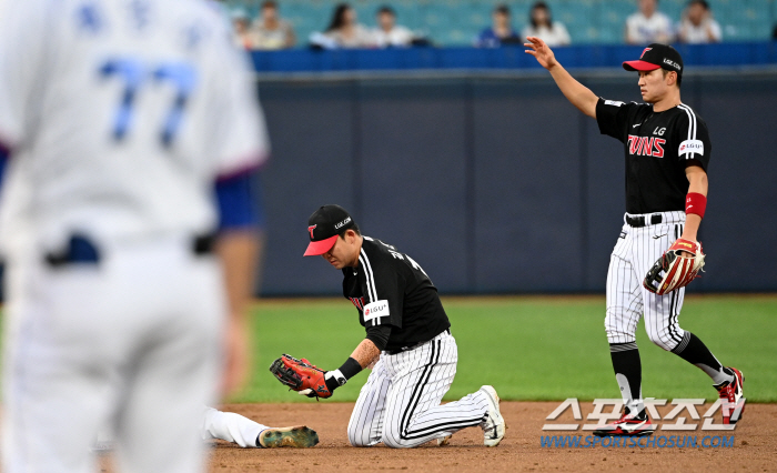 '사자 군단 이적생 다칠까 조마조마' 우르르 달려와 걱정하며 헬멧 줍고 …