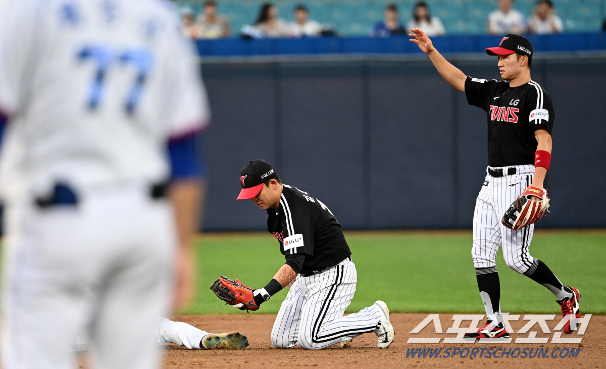 '사자 군단 이적생 다칠까 조마조마' 우르르 달려와 걱정하며 헬멧 줍고 …