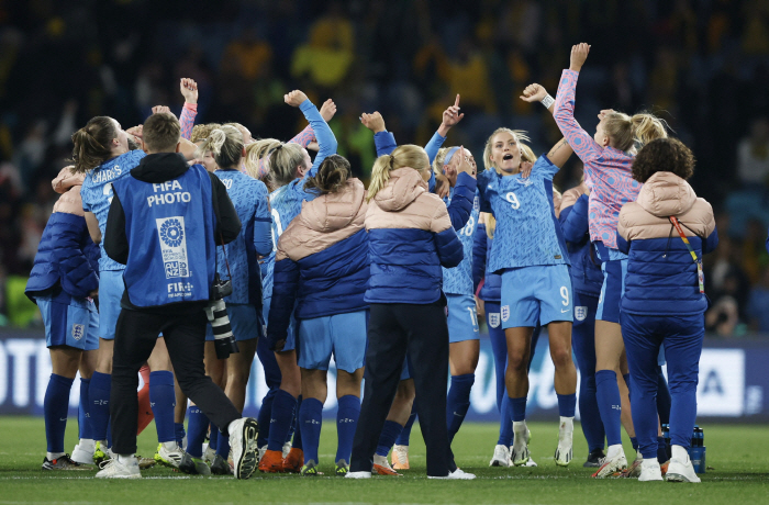 "女감독,男대표팀 못이끌 이유없지!" 英FA '위그만 리더십'예찬