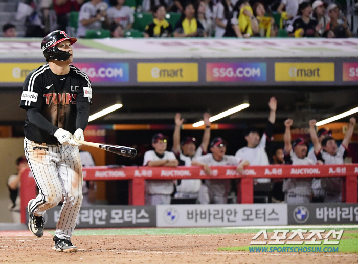 '뒤끝은 없다’ 주먹 내리치며 화 삭힌 사령탑, 선수들과 얼싸안고 12회…