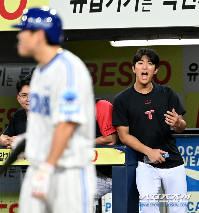 아기 호랑이와 첫 맞대결, 후배 보며 미소 지은 사자 군단 이적생의 낭만…