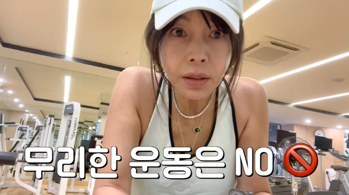 황신혜, 60세 맞나요? '탄탄' 등근육..."갱년기 되면 뼈 약해진다더…