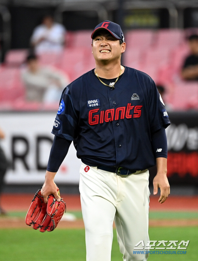 아, 뜬공…25일 만에 돌아온 '4월 MVP', 주저앉아 고개 떨구게 한…