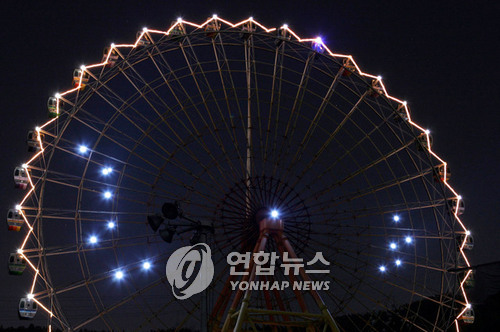 (대전=연합뉴스) 최근 대전 꿈돌이랜드에 등장한 `폴라리스 타워'(Polaris Tower). 북두칠성(왼쪽), 북극성(중앙), 카시오페이아(오른쪽) 별자리를 전구 조명으로 설치한 것이다. [연합뉴스 자료사진]