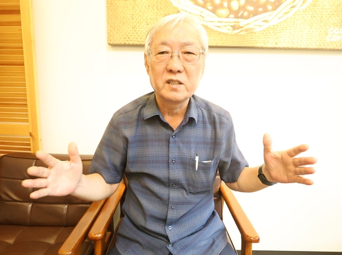 (제주=연합뉴스) 변지철 기자 = 칠성대 유적을 처음 확인한 향토사연구가 강문규 전 한라산생태문화연구소장이 지난 17일 제주시 한 카페에서 인터뷰하고 있다. 2023.8.20