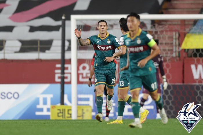 [포항 현장인터뷰]극장골 얻어맞은 이민성 감독 "0-3서 3골 추격한 건…