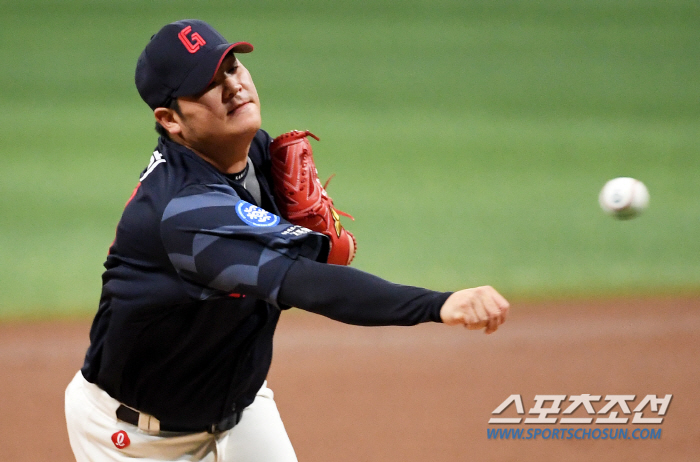 '10패 선착&ERA 5.77' 고통의 FA 첫 해…'왕년 홈런왕'이 "…