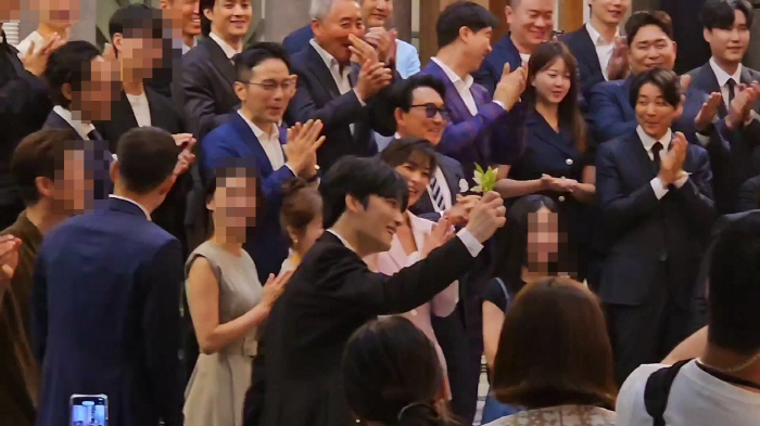"6개월안에 장가가나"…김재중, 심형탁♥사야 결혼식 "부케 받아버렸는데"