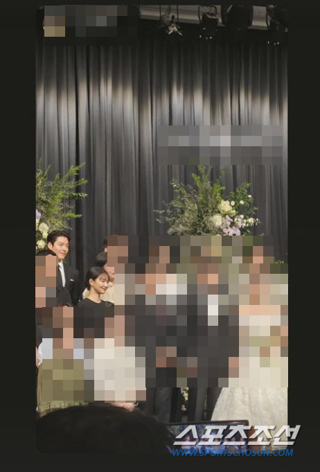 결혼식 동반 참석 '신민아♥김우빈', 기념 촬영은 다른 줄? "따로 봐도…