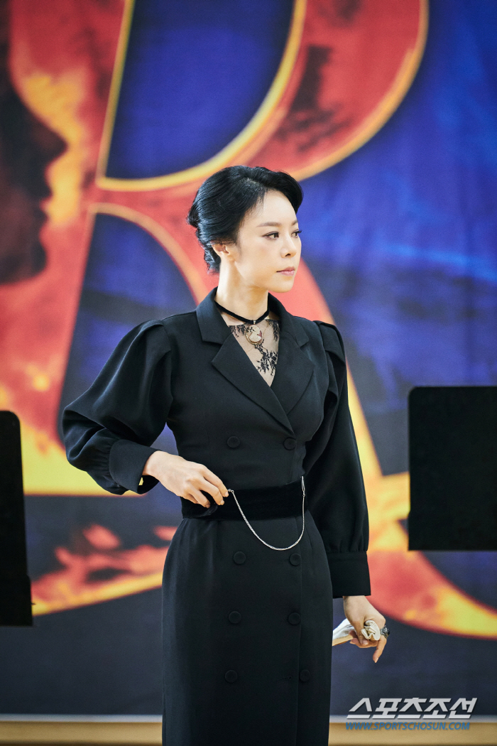 리사, 뮤지컬 '레베카' 첫공 성료…'댄버스 부인'으로 무대 압도하는 존…