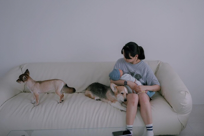 부모 된 윤승아♥김무열, 꿀 떨어지는 눈맞춤 '비주얼은 신혼부부' [화보…