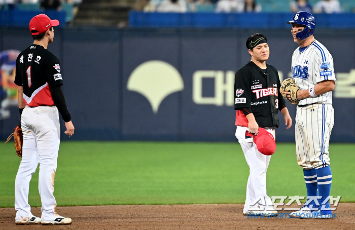 김선빈 글러브 뺏어든 강민호의 미소, 그날 2루 베이스에선 무슨 일이?[…