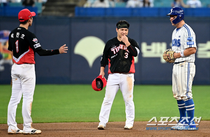 김선빈 글러브 뺏어든 강민호의 미소, 그날 2루 베이스에선 무슨 일이?[…