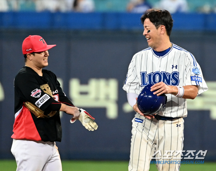 김선빈 글러브 뺏어든 강민호의 미소, 그날 2루 베이스에선 무슨 일이?[…