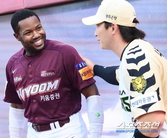 한국말로 정확히 "감사합니다", 나성범에게 사인받고 행복해한 도슨 '한국…