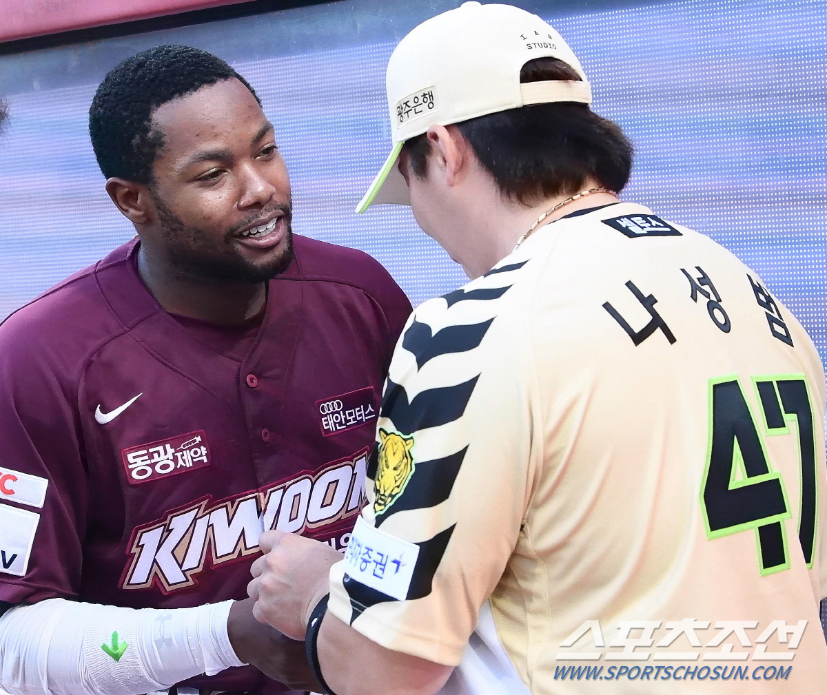 한국말로 정확히 "감사합니다", 나성범에게 사인받고 행복해한 도슨 '한국…
