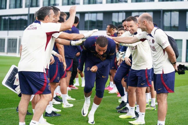 PSG 1군 복귀한 '이강인 파트너' 음바페, 파리올림픽 대표팀 지휘봉 …