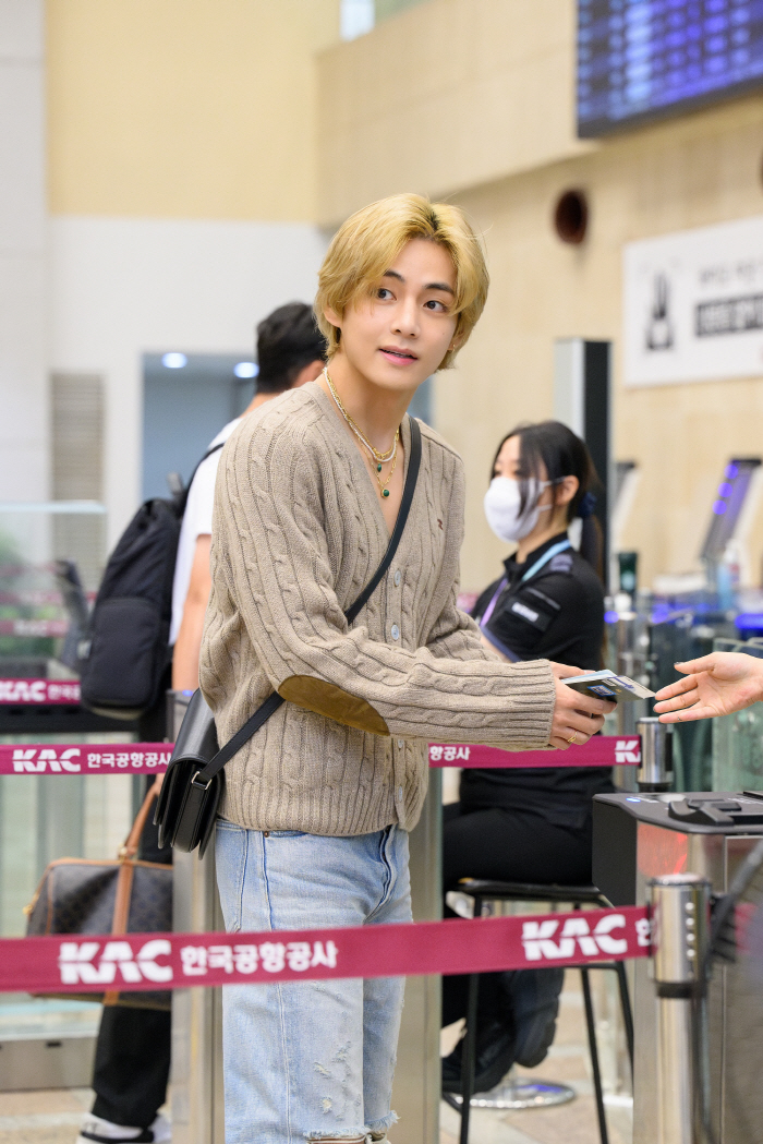 방탄 뷔, 이게 월클의 출국길이다…'공항 패션의 옳은 예'