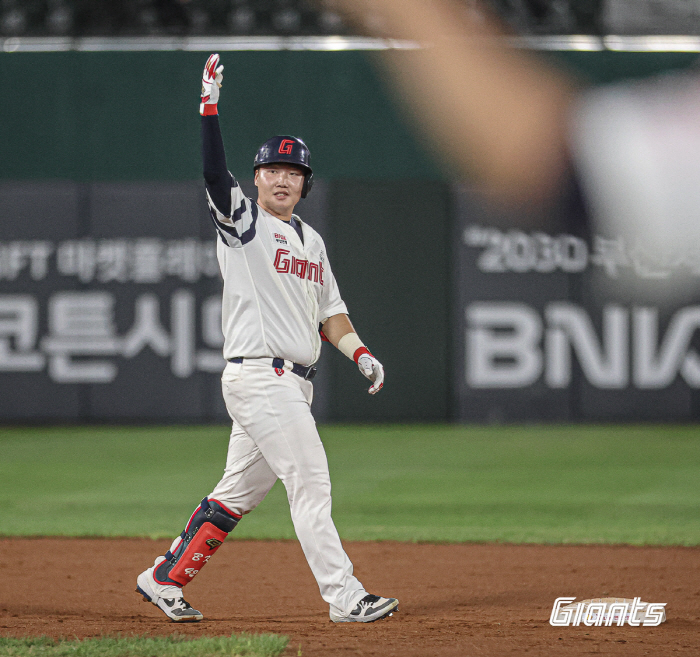 "인생이 달라질 거야" 등번호 '10' 레전드의 조언, 24세 만년 1할…