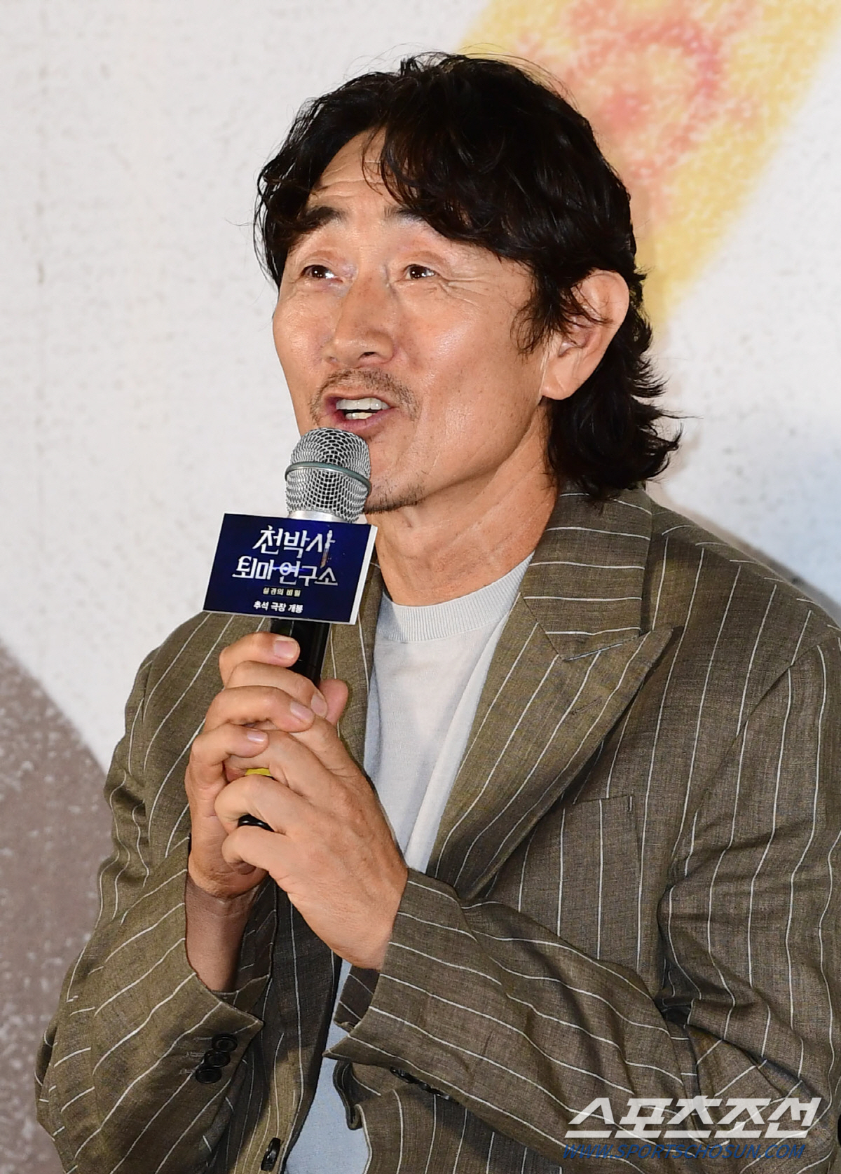 [SC현장] "'검은 사제들'과 달라"…가짜 퇴마사 강동원, '천박사'로…