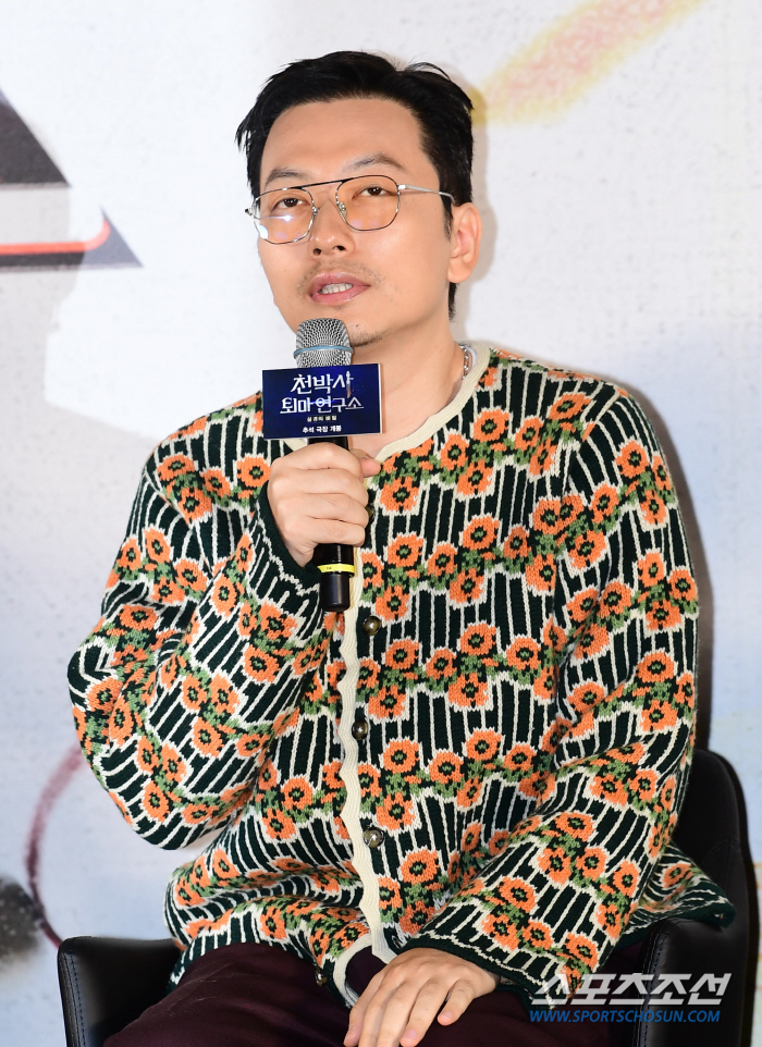 [SC현장] "'검은 사제들'과 달라"…가짜 퇴마사 강동원, '천박사'로…