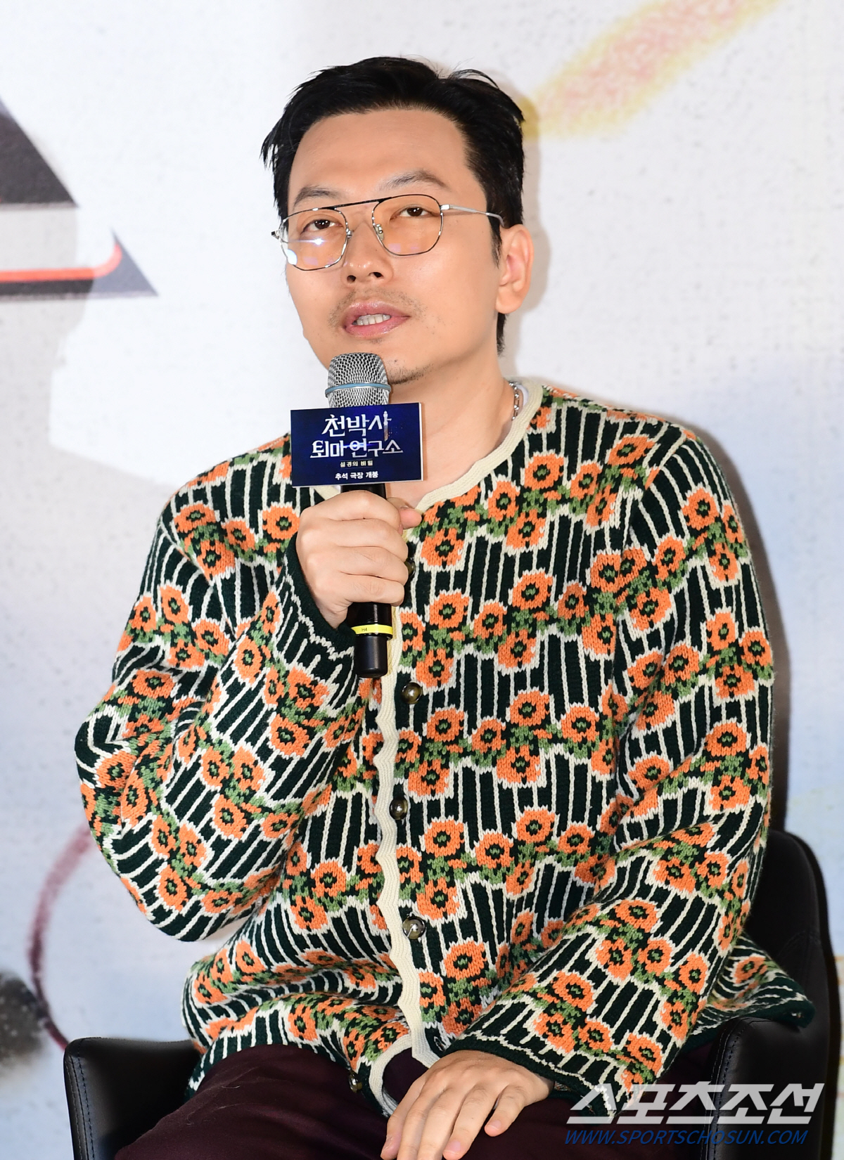 [SC현장] "'검은 사제들'과 달라"…가짜 퇴마사 강동원, '천박사'로…