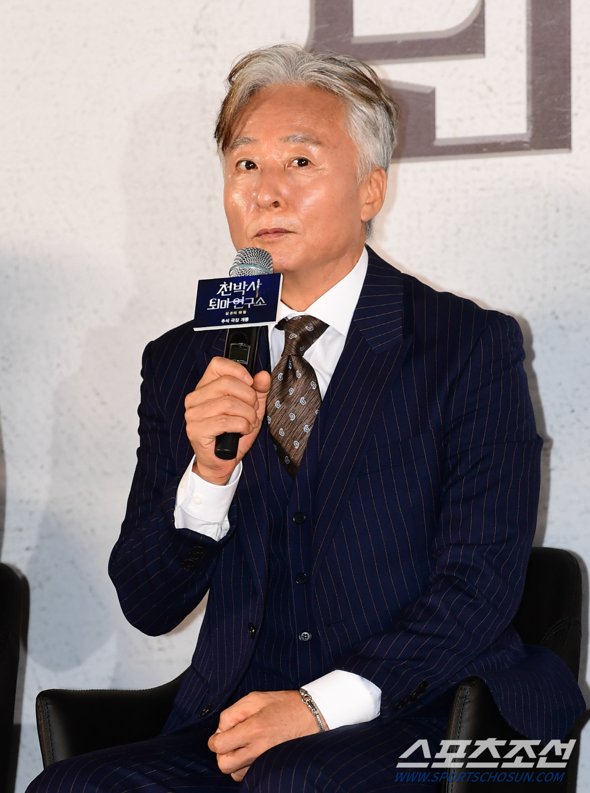 [SC현장] "'검은 사제들'과 달라"…가짜 퇴마사 강동원, '천박사'로…