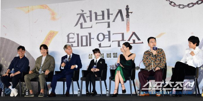 [SC현장] "'검은 사제들'과 달라"…가짜 퇴마사 강동원, '천박사'로…