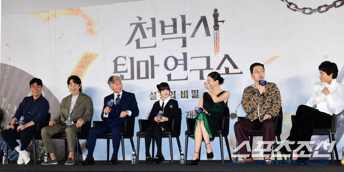 [SC현장] "'검은 사제들'과 달라"…가짜 퇴마사 강동원, '천박사'로…