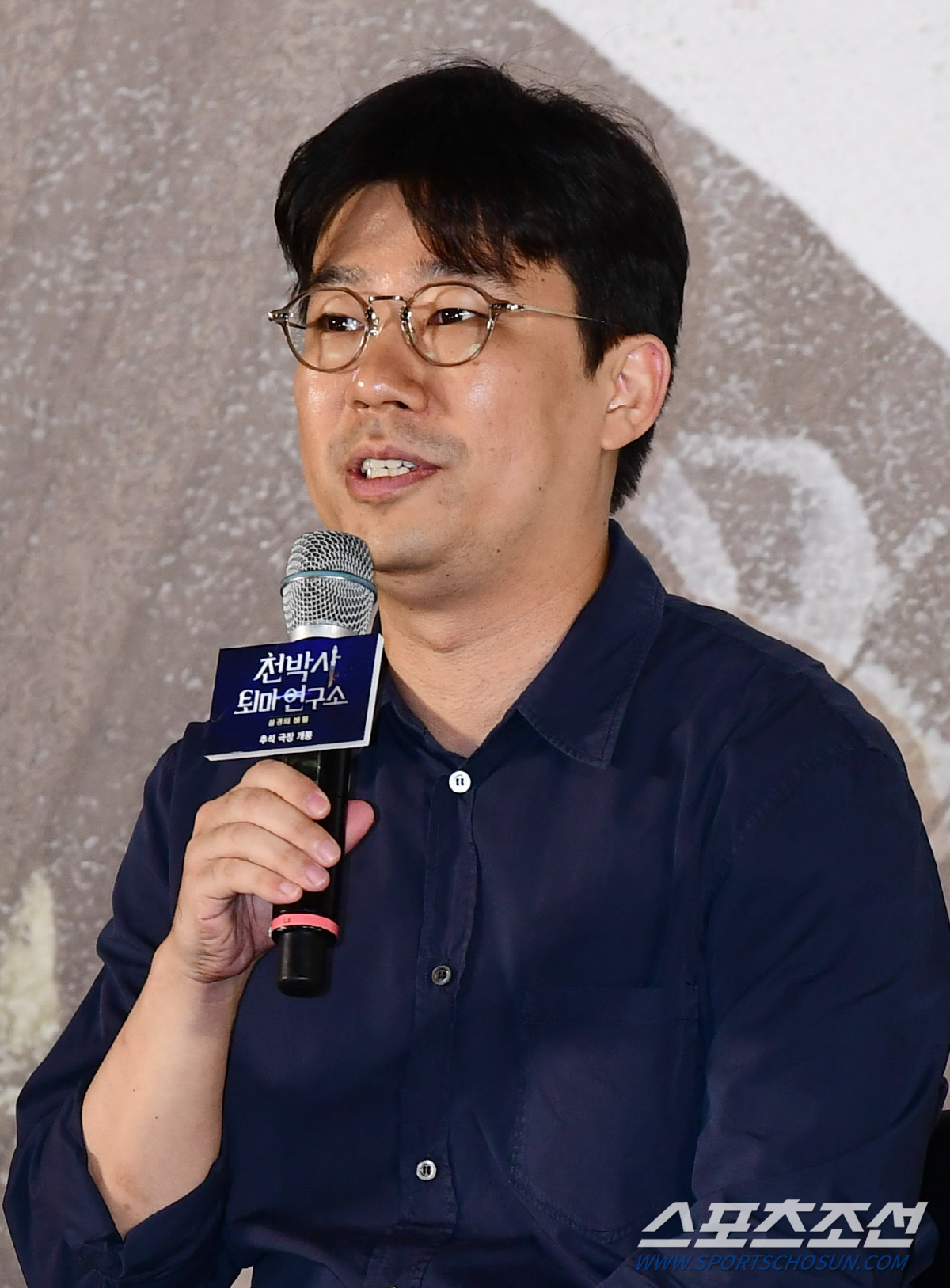 [SC현장] "'검은 사제들'과 달라"…가짜 퇴마사 강동원, '천박사'로…