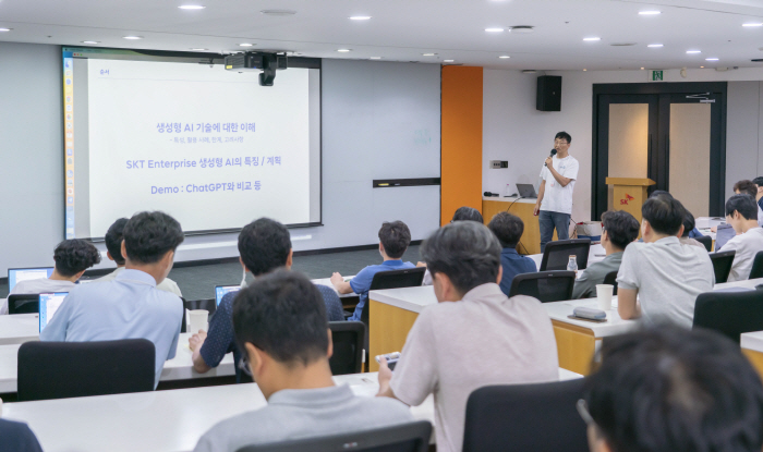 "고객사에 맞춤형 LLM AI 설계해 드려요” SKT, 기업·공공用 멀티…