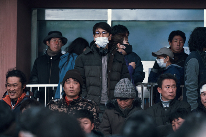 [공식] 엄태화 감독, '콘유' 비하인드 전한다…오늘(23일) '더 라이…
