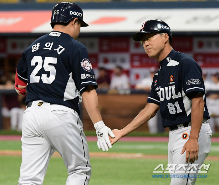 '셀프' 허리마사지 받다가 대타 투입, 반전의 솔로포...복귀전 첫 타석…