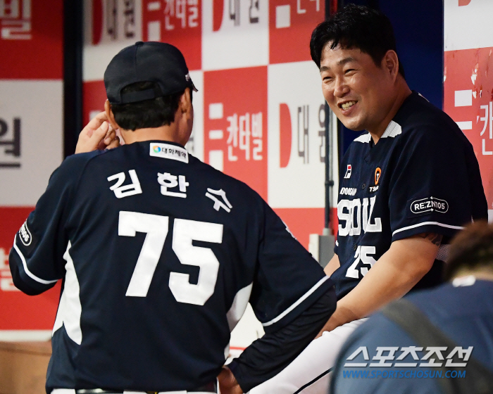 '셀프' 허리마사지 받다가 대타 투입, 반전의 솔로포...복귀전 첫 타석…