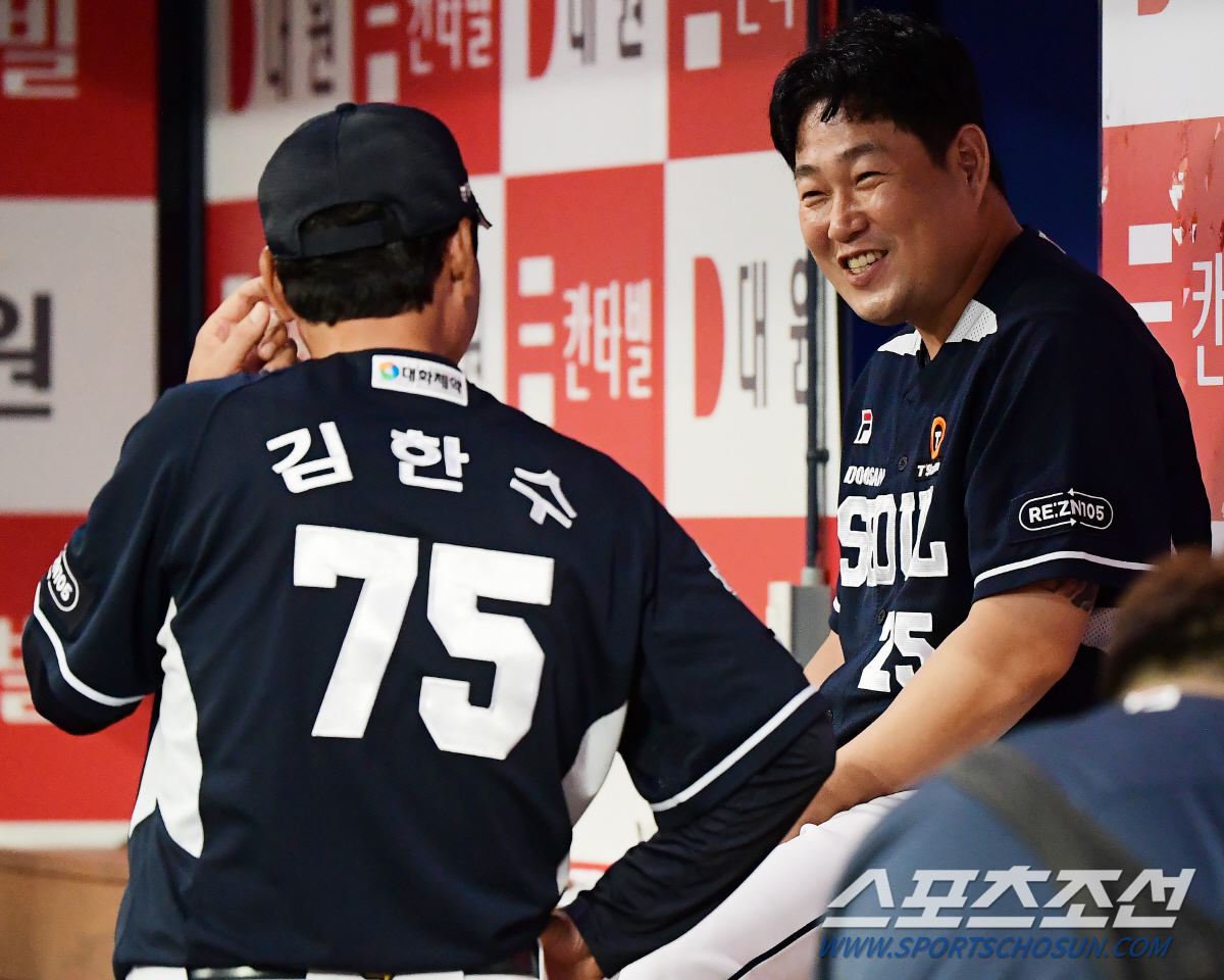 '셀프' 허리마사지 받다가 대타 투입, 반전의 솔로포...복귀전 첫 타석…