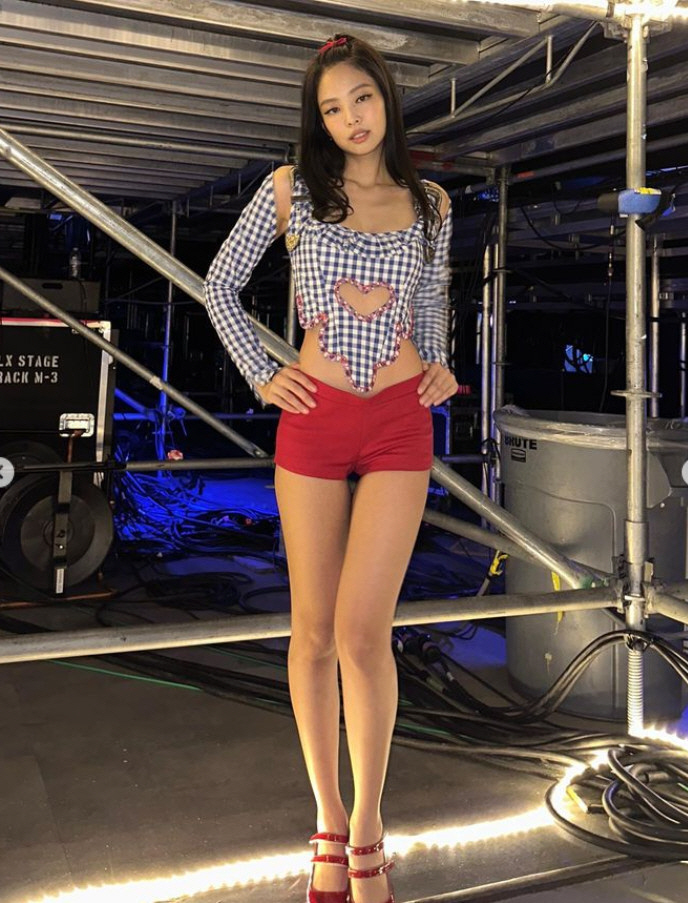 제니, 하트 크롭탑부터 마이크로 팬츠까지..뭘 입어도 핫하다 핫해