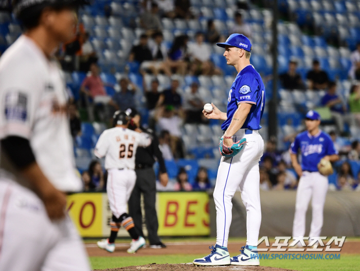 "구종 바꾸려다…" "얼마나 긴장했으면…" '실책→폭투→사구→폭투→보크'…