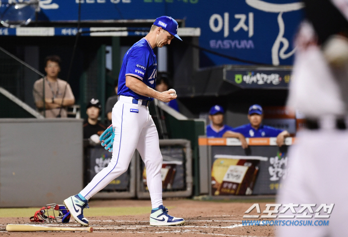 "구종 바꾸려다…" "얼마나 긴장했으면…" '실책→폭투→사구→폭투→보크'…
